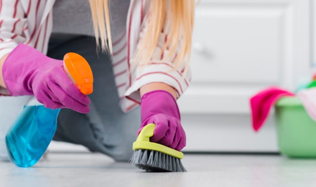 Come pulire casa in poco tempo: la check-list per una casa ordinata in 15 minuti