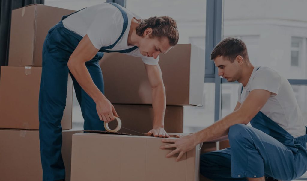 operazioni di imballaggio durante il servizio di sgombero locali