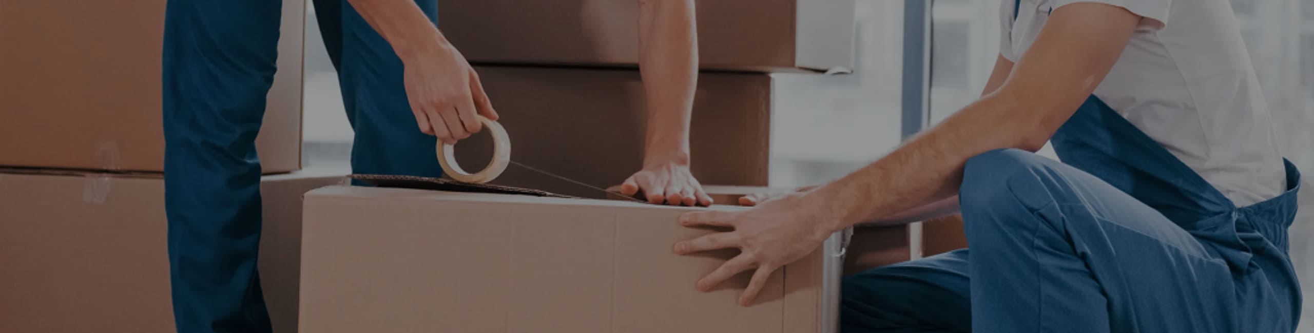 operazioni di imballaggio durante il servizio di sgombero locali